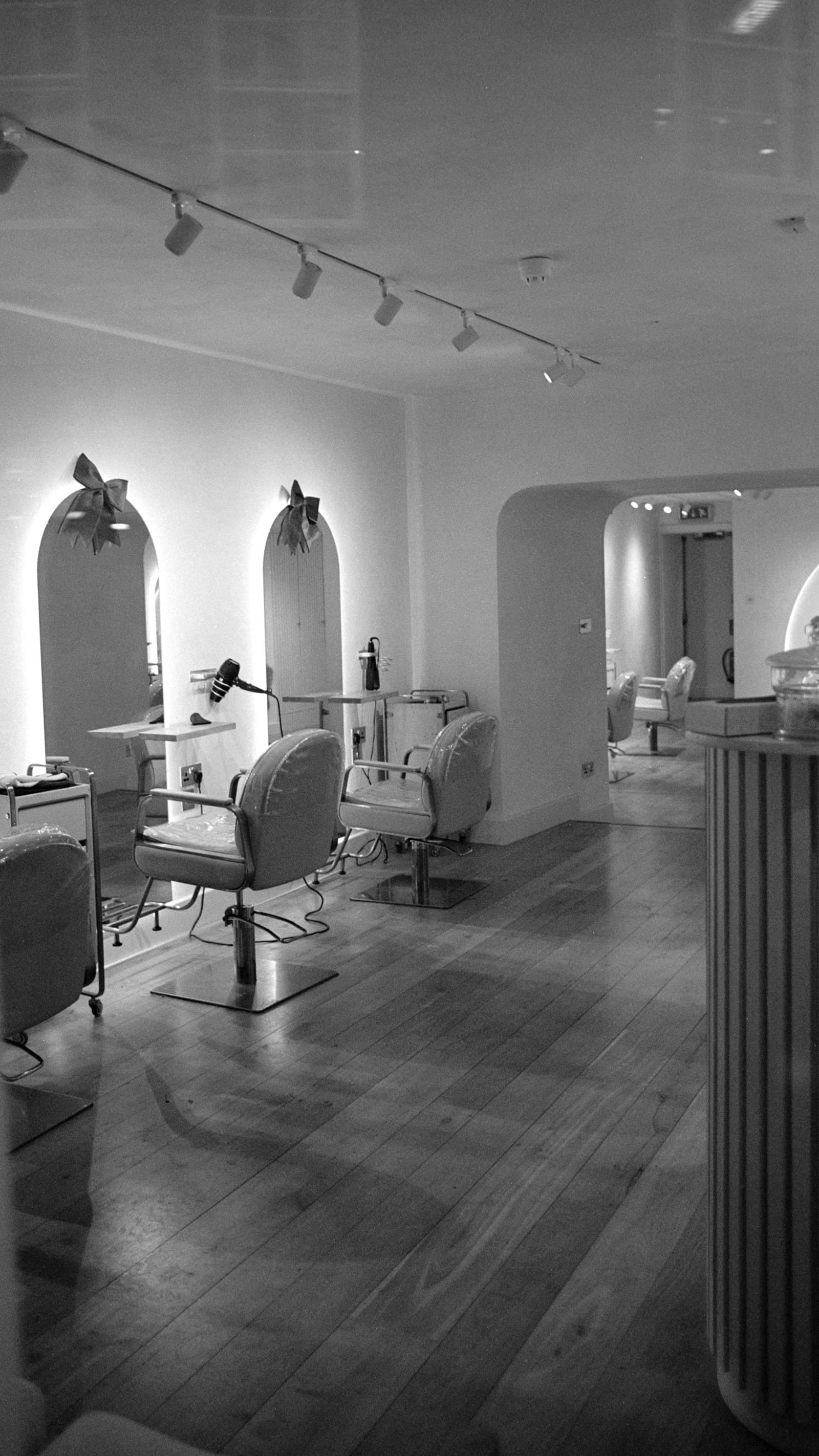 Işık alan, doğal tonlarda tasarlanmış salon atmosferi